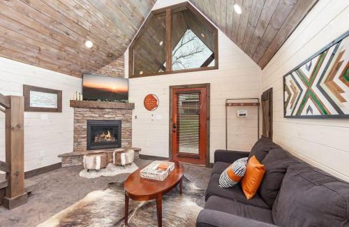 Wears Valley House | Romantic A-frame Private HotTub Firepit NearGSMNP