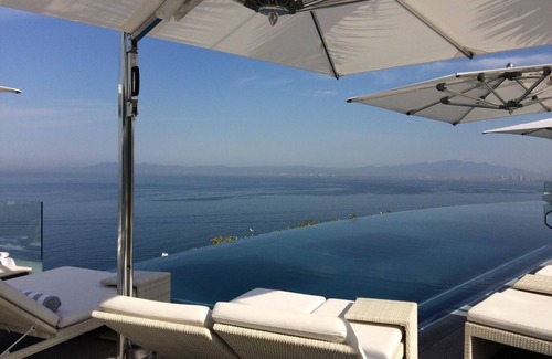 South Shore Hotel Area Apartment | Romantic adults-only luxury hotel with jungle landscape