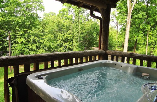 Hot Springs Cabin | Romantic and Cozy Cabin, Great for Honeymoons & Anniversaries