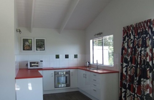 Omiha House | Romantic Beachside Cottage