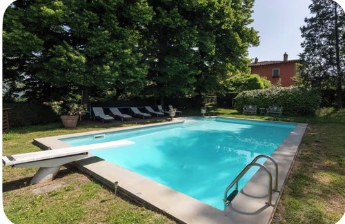 Grassina Bed & Breakfast | Romantic bedroom in +600years old villa, with pool view