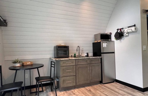 Bakersville Cabin | Romantic Blue Ridge Mountain cabin nature, view & modern with hot tub