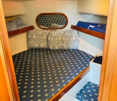 Lisbon District Boat Rental | Romantic boat on the Tagus River