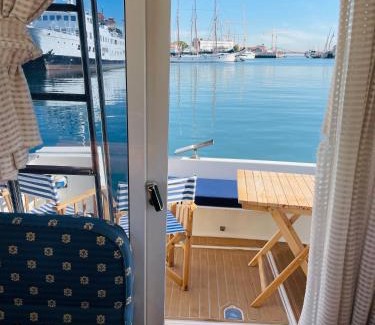 Lisbon District Boat Rental | Romantic boat on the Tagus River