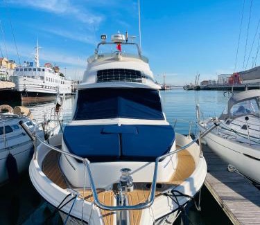 Lisbon District Boat Rental | Romantic boat on the Tagus River