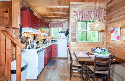 Lake Toxaway Cabin | Romantic Bungalow - Hike to Dozens of Waterfalls