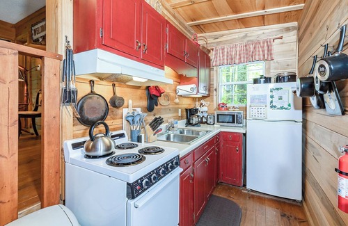 Lake Toxaway Cabin | Romantic Bungalow - Hike to Dozens of Waterfalls