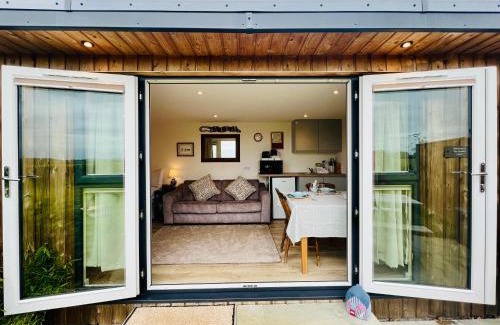 Moffat Apartment | Romantic Cabin Retreat on 50-Acre Suffolk Farm