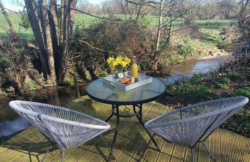 Blaisdon Cottage | Romantic Chalet- Hot Tub- Games Room-Stream-Views