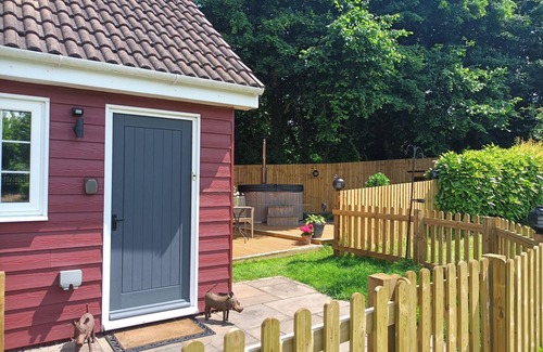 Blaisdon Cottage | Romantic Chalet- Hot Tub- Games Room-Stream-Views