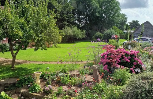 Blaisdon Cottage | Romantic Chalet- Hot Tub- Games Room-stream-views
