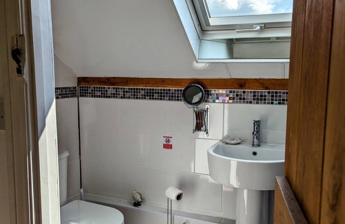 Chipping Norton House | Romantic Cotswold Barn, with Private Hot Tub plus walk to Diddly Squat Farm Shop