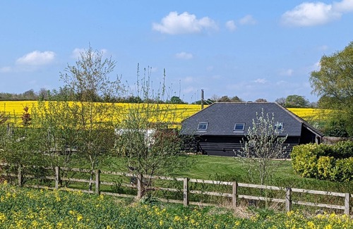 Chipping Norton House | Romantic Cotswold Barn, with Private Hot Tub plus walk to Diddly Squat Farm Shop