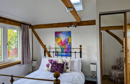 Chipping Norton House | Romantic Cotswold Barn, with Private Hot Tub plus walk to Diddly Squat Farm Shop