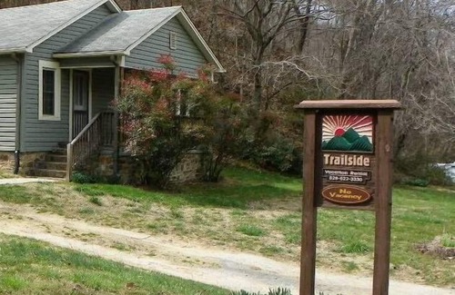 Hot Springs Cottage | ROMANTIC COTTAGE~HOT TUB~WALK TO TOWN~Wi-Fi ~PETS~