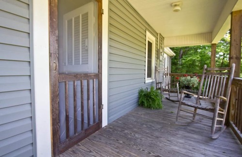 Hot Springs Cottage | ROMANTIC COTTAGE~HOT TUB~WALK TO TOWN~Wi-Fi ~PETS~
