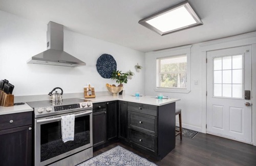 Varnum Park Cottage | Romantic Cottage in Eau Gallie District, POOL,Pickleball/basketball courts