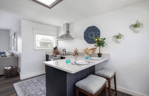 Varnum Park Cottage | Romantic Cottage in Eau Gallie District, POOL,Pickleball/basketball courts