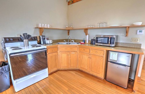 Millersburg Cottage | Romantic Cottage With Jacuzzi & Fireplace