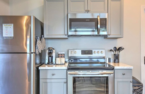 Millersburg Cottage | Romantic Cottage with Kitchen & Private Hot Tub