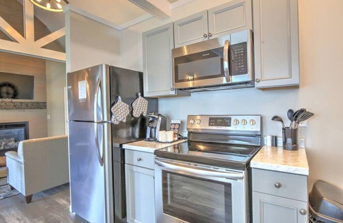 Millersburg Cottage | Romantic Cottage with Kitchen & Private Hot Tub