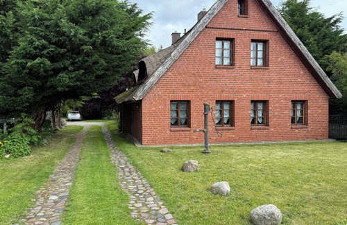 Trent Apartment | Romantic country house with thatched roof and park-like garden + free laundry package.