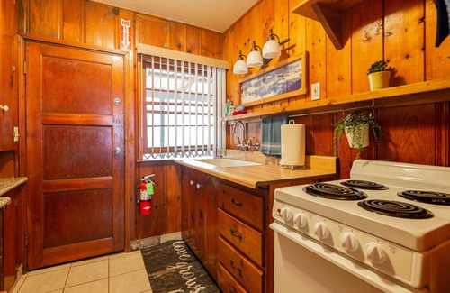 Three Rivers Cabin | Romantic Couples Cabin near Park Gate Entrance to Sequoia Nat'l Park