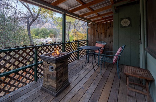 Three Rivers Cabin | Romantic Couples Cabin near Park Gate Entrance to Sequoia Nat'l Park