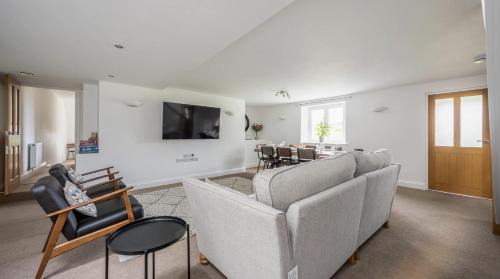 Betws Gwerfil Goch House | Romantic Couples' Getaway - at Ty Cerrig Barn with luxury hot tub