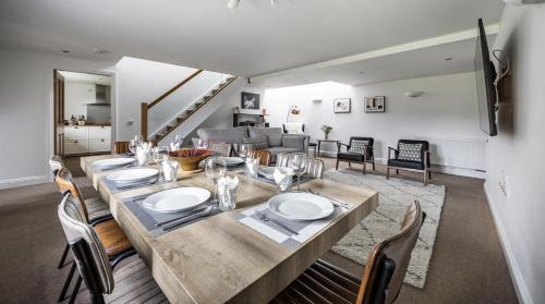 Betws Gwerfil Goch House | Romantic Couples' Getaway - at Ty Cerrig Barn with luxury hot tub