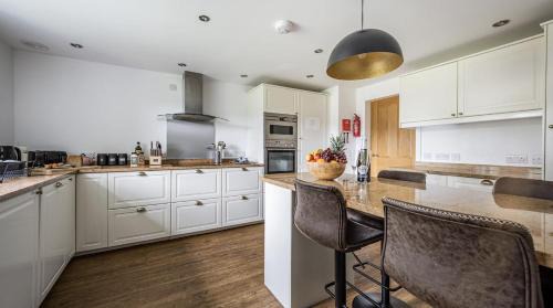 Betws Gwerfil Goch House | Romantic Couples' Getaway - at Ty Cerrig Barn with luxury hot tub