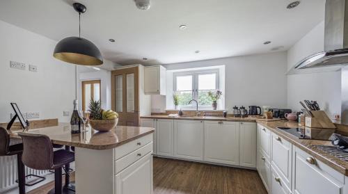 Betws Gwerfil Goch House | Romantic Couples' Getaway - at Ty Cerrig Barn with luxury hot tub