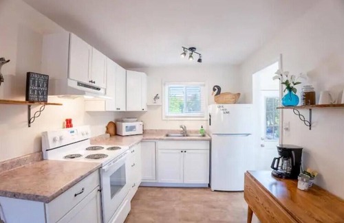 Sharbot Lake Cottage | Romantic dockside retreat.