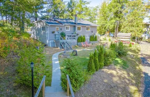 Sharbot Lake Cottage | Romantic dockside retreat.