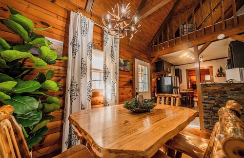 Rockbridge Cabin | Romantic escape/Creek view/Secluded/Heart of Hocking Hills/Hot Tub/FirePit