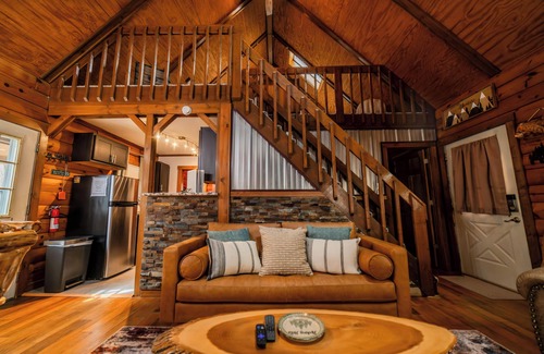 Rockbridge Cabin | Romantic escape/Creek view/Secluded/Heart of Hocking Hills/Hot Tub/FirePit