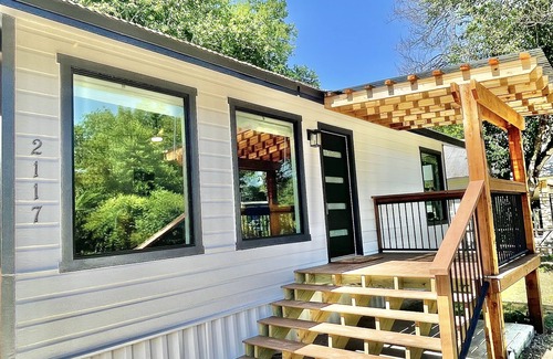San Marcos House | Romantic Farmhouse w hot tub, DT SM 5 min