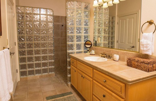 Murphys Apartment | Romantic Getaway at Crestview Pond Estate