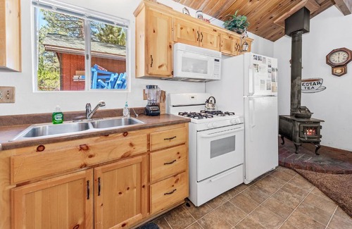 Big Bear City House | Romantic Getaway by Big Bear Cool Cabins