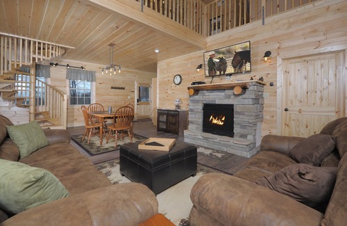 Gatlinburg - Pigeon Forge Cabin | Romantic Getaway❤️ Fabulous Views 2 Beds 2 Baths