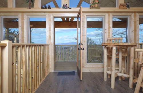 Gatlinburg - Pigeon Forge Cabin | Romantic Getaway❤️ Fabulous Views 2 Beds 2 Baths