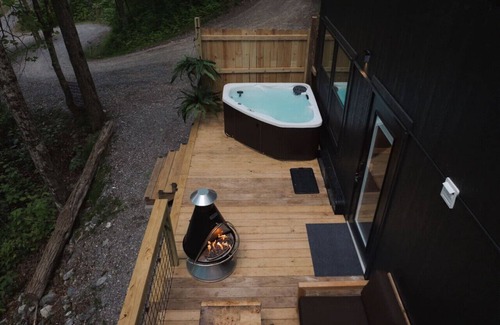 Sylva House | Romantic Getaway, Hot Tub, Fire Pit, and Near Hiking!