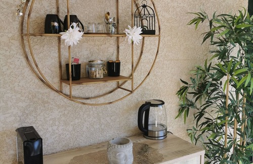 Villeneuve Bed & Breakfast | Romantic guest room jacuzzi hammam swimming pool