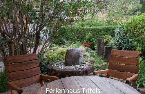 Dimbach House | Romantic holiday home with sauna and gallery with fireplace