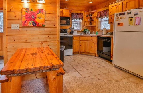 Gatlinburg - Pigeon Forge Apartment | Romantic Honeymoon Cabin in the Smokies
