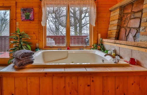 Gatlinburg - Pigeon Forge Apartment | Romantic Honeymoon Cabin in the Smokies