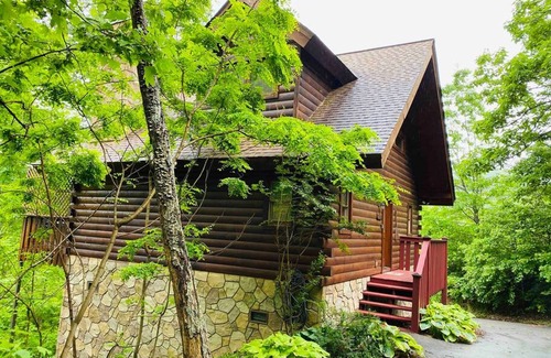 Gatlinburg - Pigeon Forge Apartment | Romantic Honeymoon Cabin in the Smokies