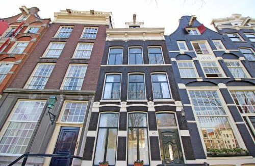 Grachtengordel-West Bed & Breakfast | Romantic Jordaan Canalsuite near Anne Frank House