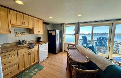 Old Town House | Romantic King Bed Studio ~ STUNNING VIEWS Bodega Bay - Perched over the water!