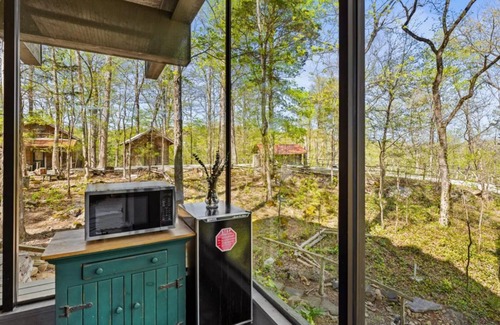 Townsend Hotel | Romantic King Studio | Tree Views | Balcony + Trails